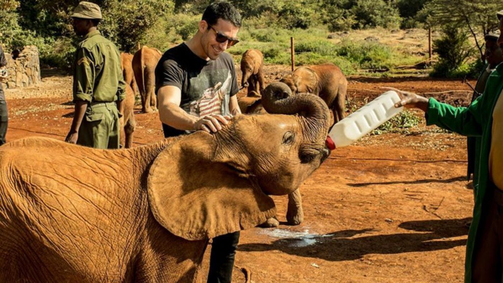 Miguel Ángel Silvestre en Kenia con un elefante bebé