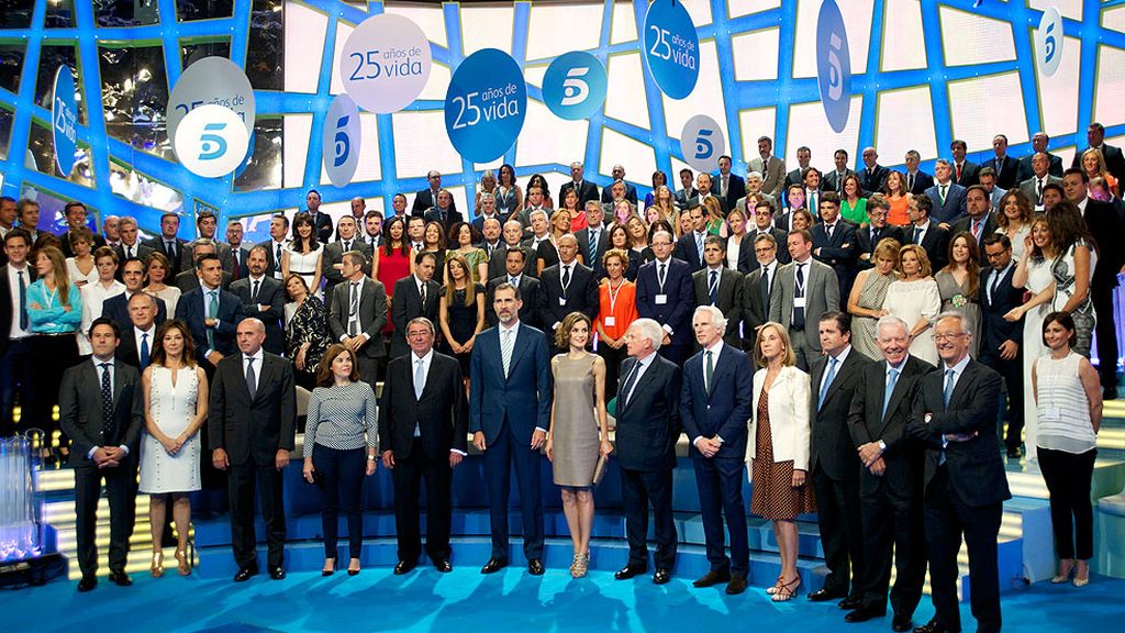 Don Felipe y doña Letizia han saludado a los presentadores y trabajadores de la casa