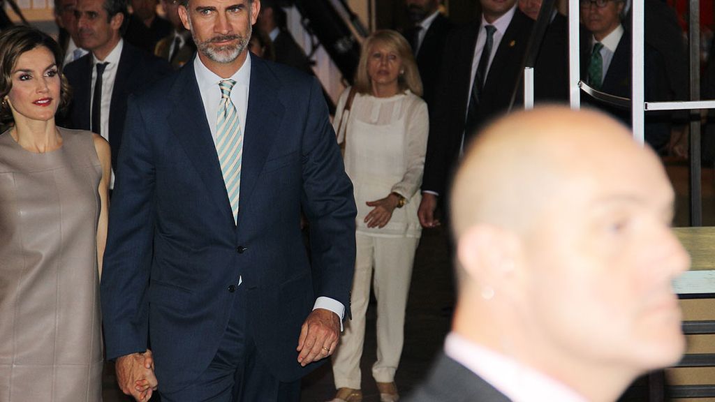 Don Felipe y doña Letizia han saludado a los presentadores y trabajadores de la casa