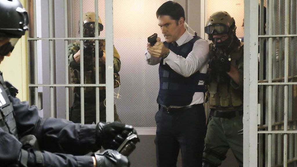 Hotchner, acusado de conspiración, es detenido por el SWAT en 'Mentes criminales'