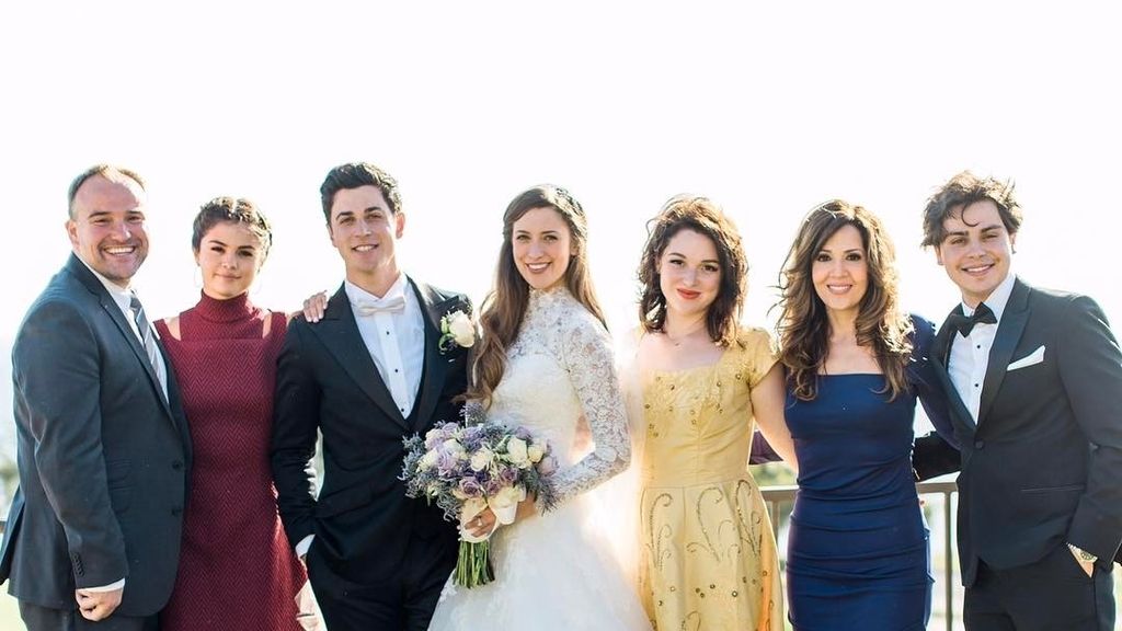 Elenco de 'Los magos de Waverly Place' en la boda de David Henrie