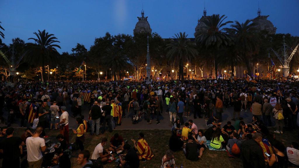 Centenares de independentistas, en pie de guerra frente a los tribunales en apoyo a los detenidos por organizar el 1-O