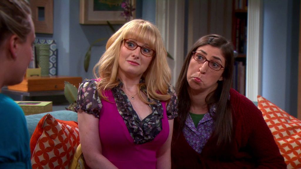 Melissa Rauch (Bernadette) y Mayim Bialik (Amy) en 'The big bang theory'