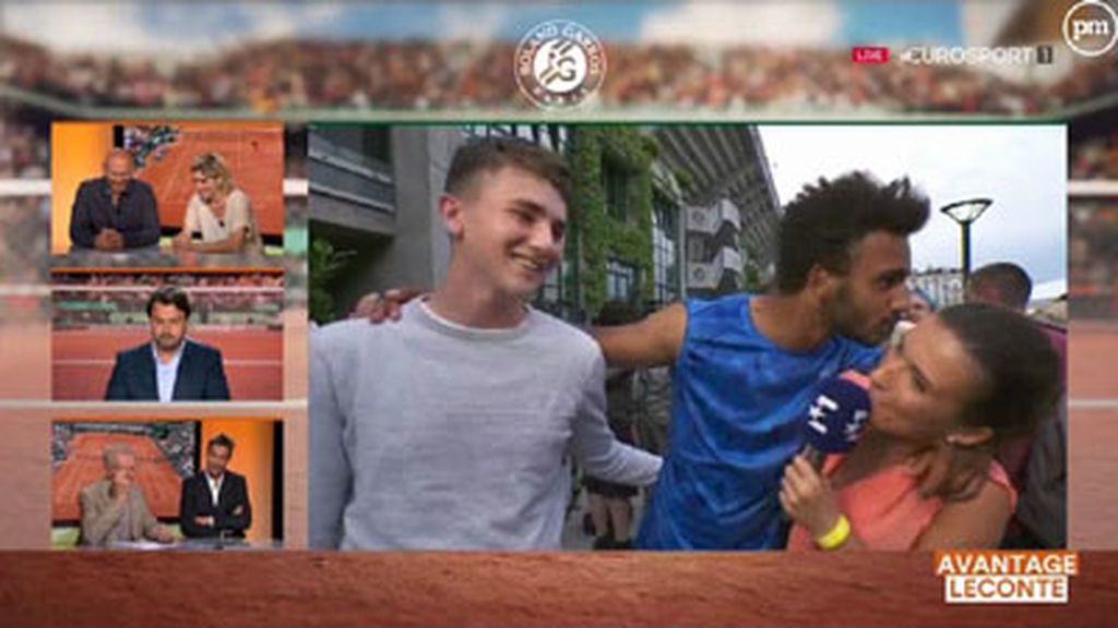 El tenista Maxime Hamou acosa a la periodista de Eurosport Maly Thomas en directo en el Roland Garros