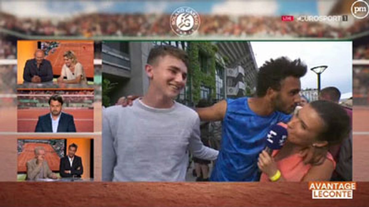El tenista Maxime Hamou acosa a la periodista de Eurosport Maly Thomas en directo en el Roland Garros
