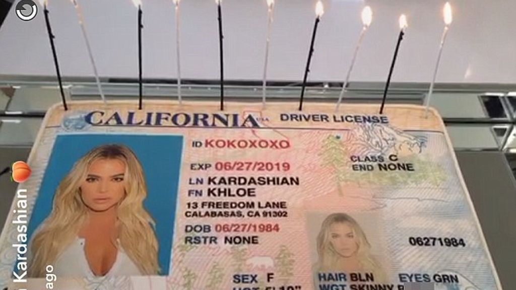 Tarta con forma de carnet de conducir sin el antiguo apellido de Khloé Kardashian