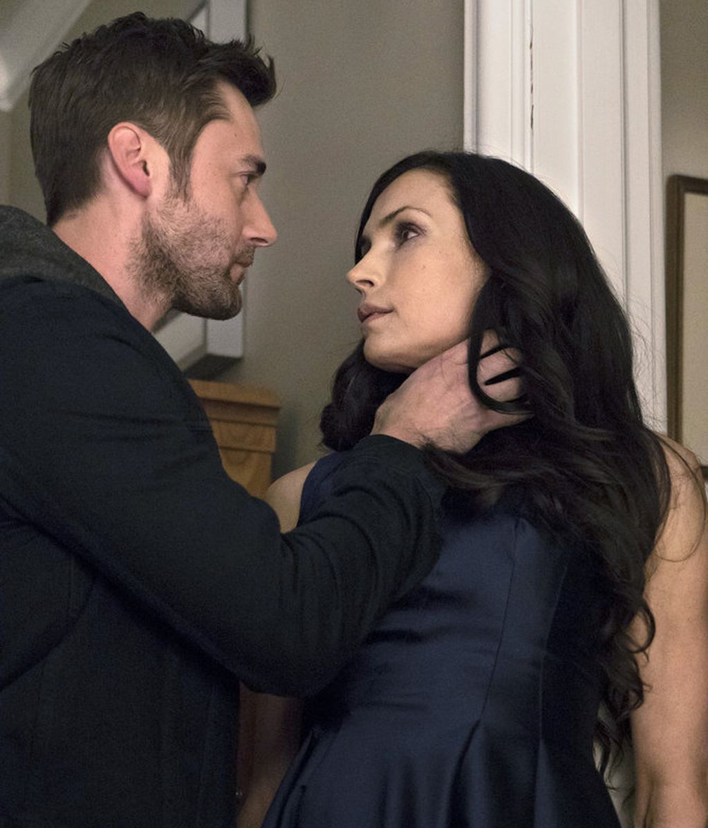 Ryan Eggold y Famke Janssen son Tom Keen y su madre, Susan Scottie Hargrave, en 'The blacklist: Redemption'