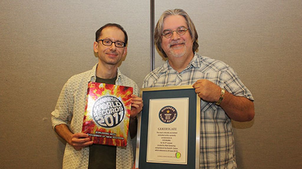 Por qué son amarillos y otras 29 curiosidades sobre 'Los Simpson' - Tiene su récord Guinness (Matt Groening recogiendo el premio)