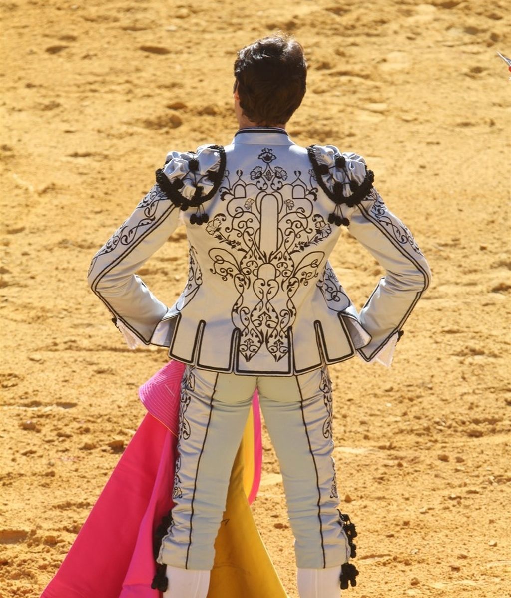 Cayetano Rivera traje