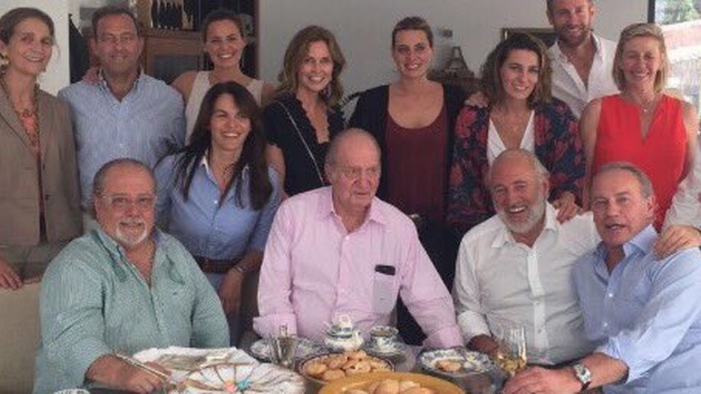 Don Juan Carlos, la infanta Elena, Bertín Osborne y sus hijas acuden a la paellada de Arévalo