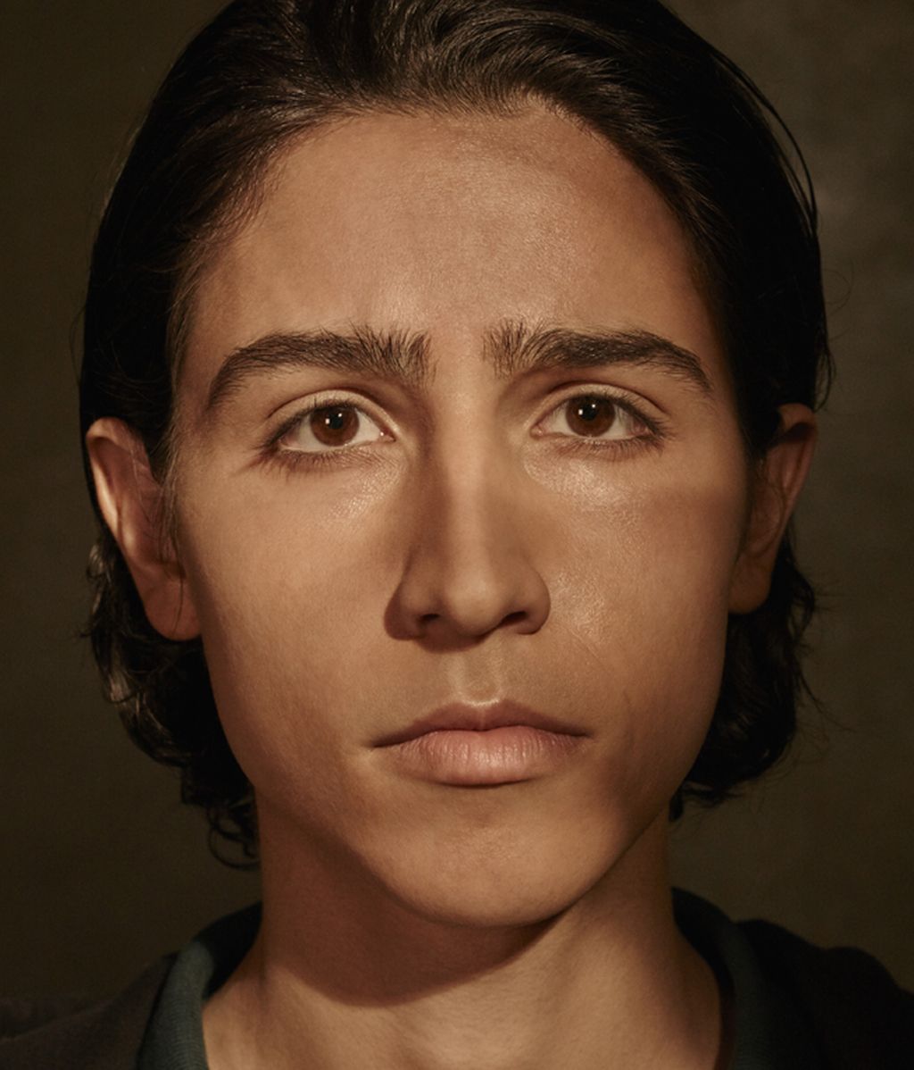 Lorenzo James Henrie es Christopher Manawa