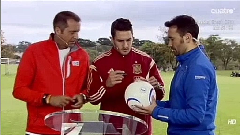 Koke, el primer jugador de la Selección Española en firmar el Balón Solidario