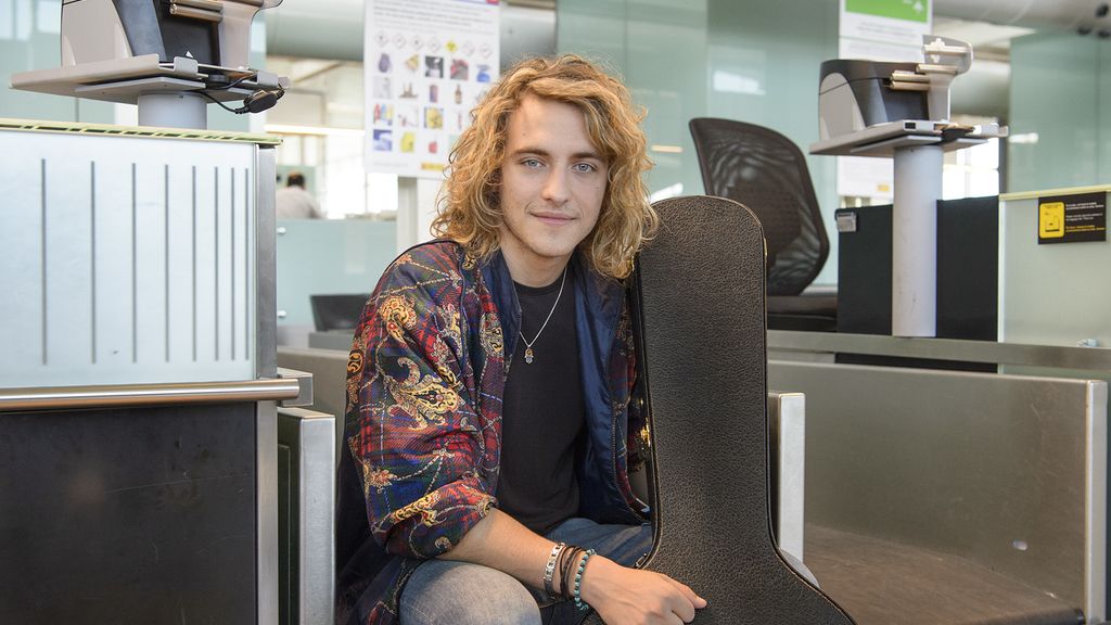 Manel Navarro, representante de TVE en Eurovisión, en el aeropuerto