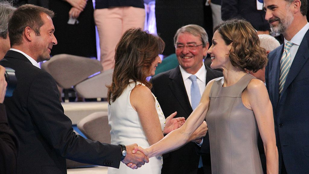 Don Felipe y doña Letizia han saludado a los presentadores y trabajadores de la casa