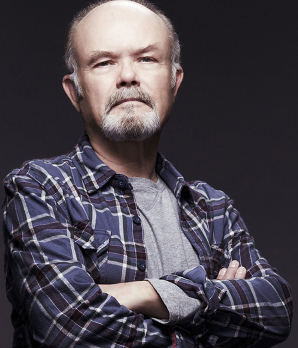 Kurtwood Smith es Henry Langston