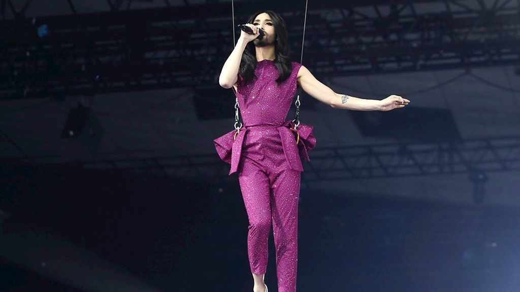 Conchita vuela sobre el escenario