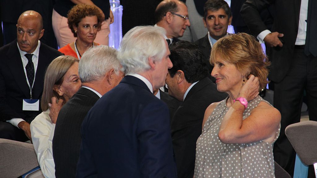 Don Felipe y doña Letizia han saludado a los presentadores y trabajadores de la casa