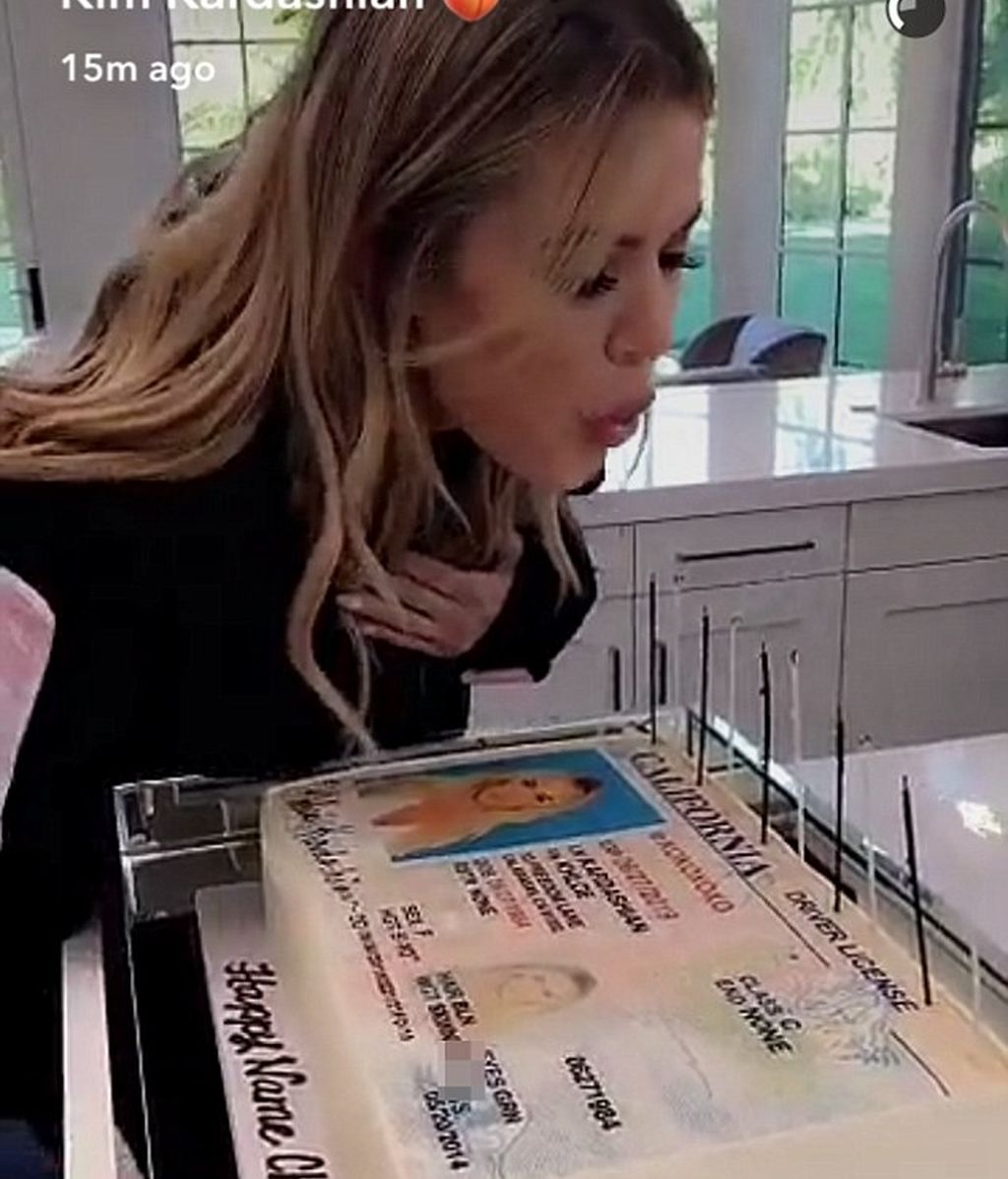 Khloé Kardashian sopla las velas de su tarta con forma de carnet de conducir y sin el apellido Odom