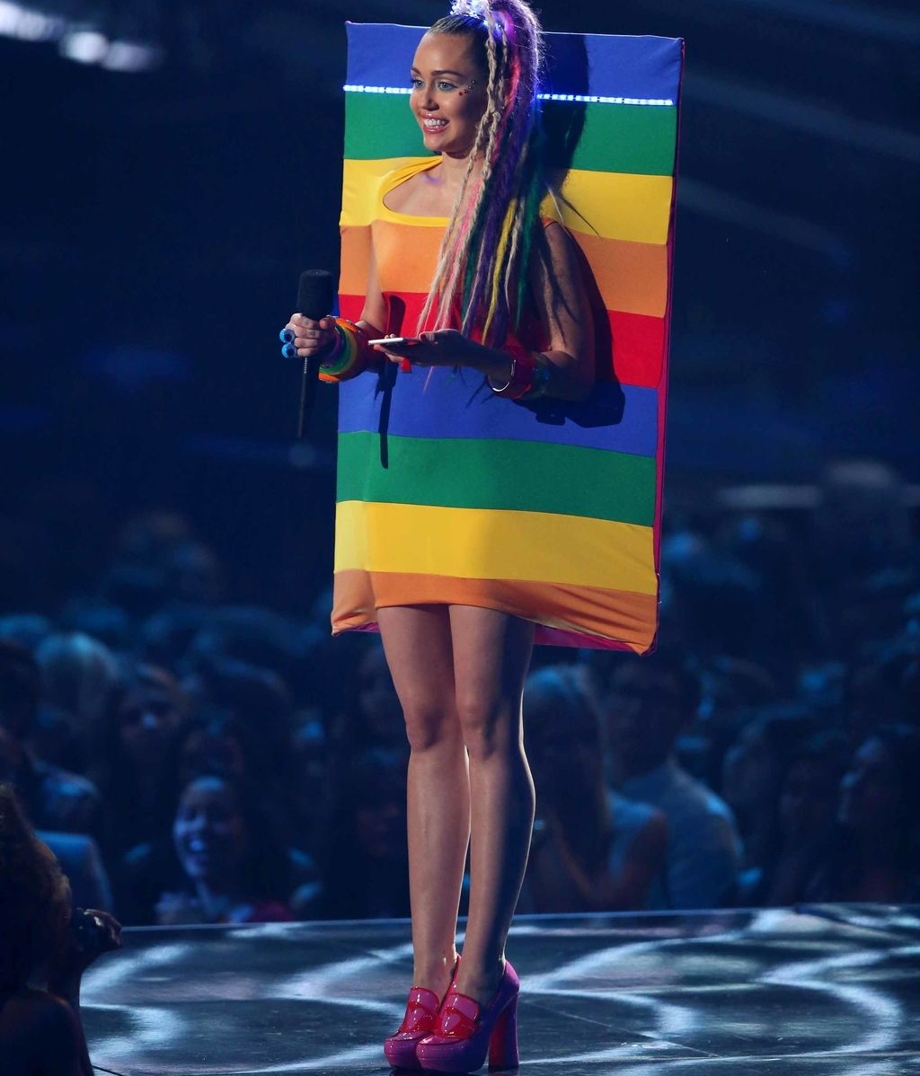 Miley Cyrus vestida por Ágatha Ruiz de la Prada