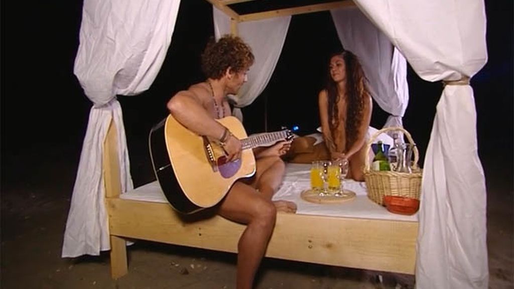 Un Adán 'hippy' conquista a Eva... ¿cantando?