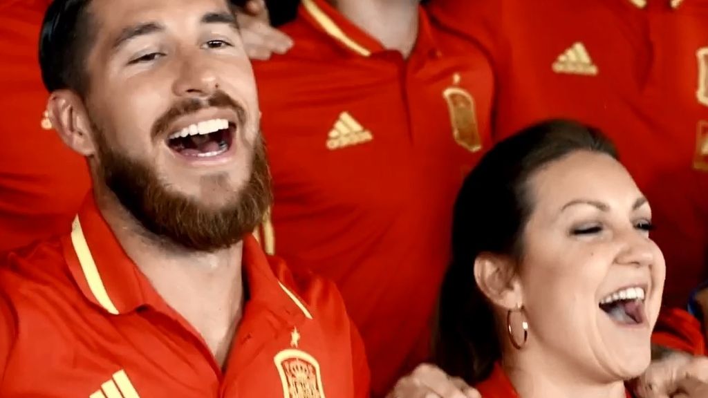Sergio Ramos y Niña Pastori animan la Eurocopa 2016 con 'La Roja baila'