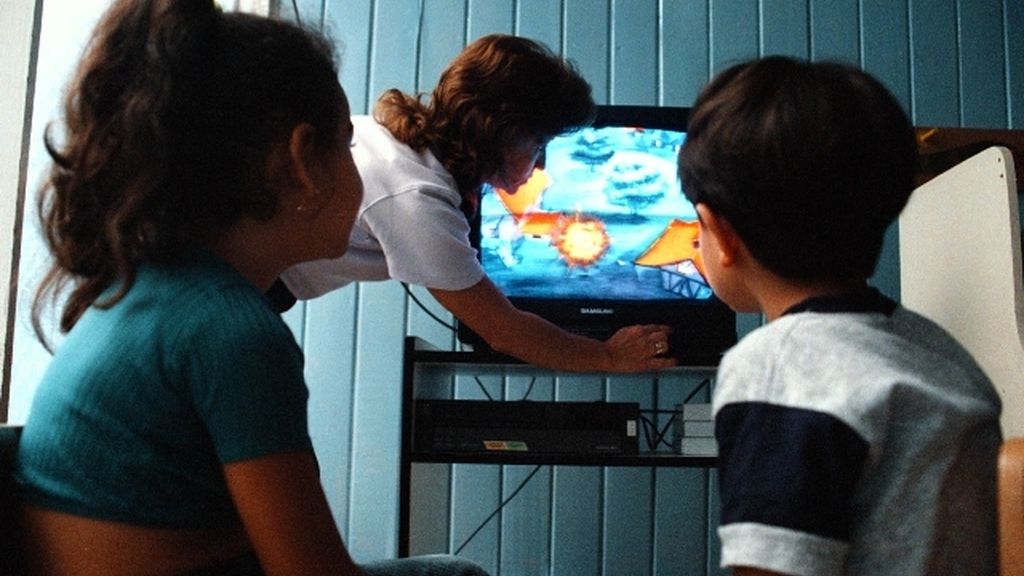 Niños viendo la televisión