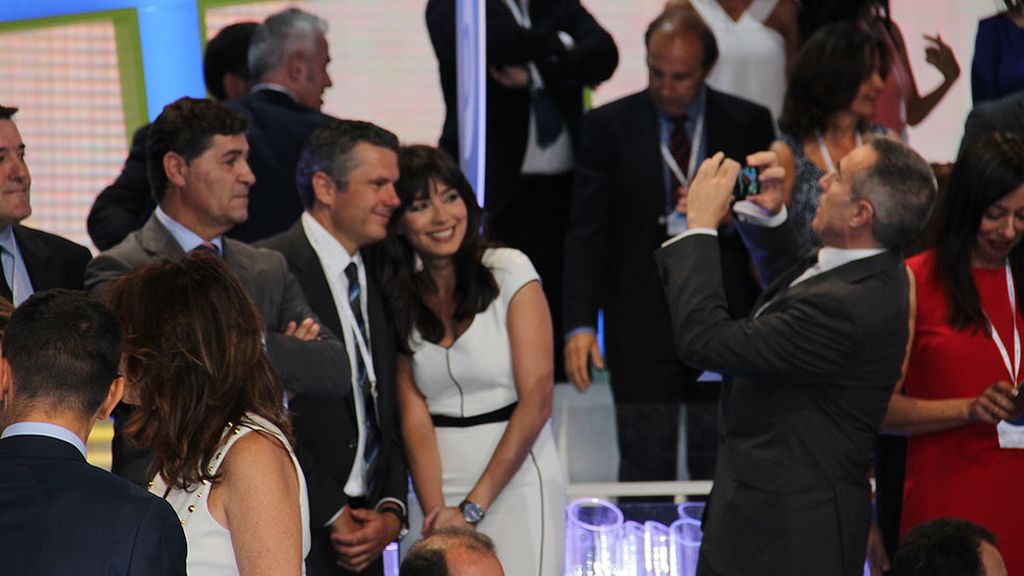 Don Felipe y doña Letizia han saludado a los presentadores y trabajadores de la casa