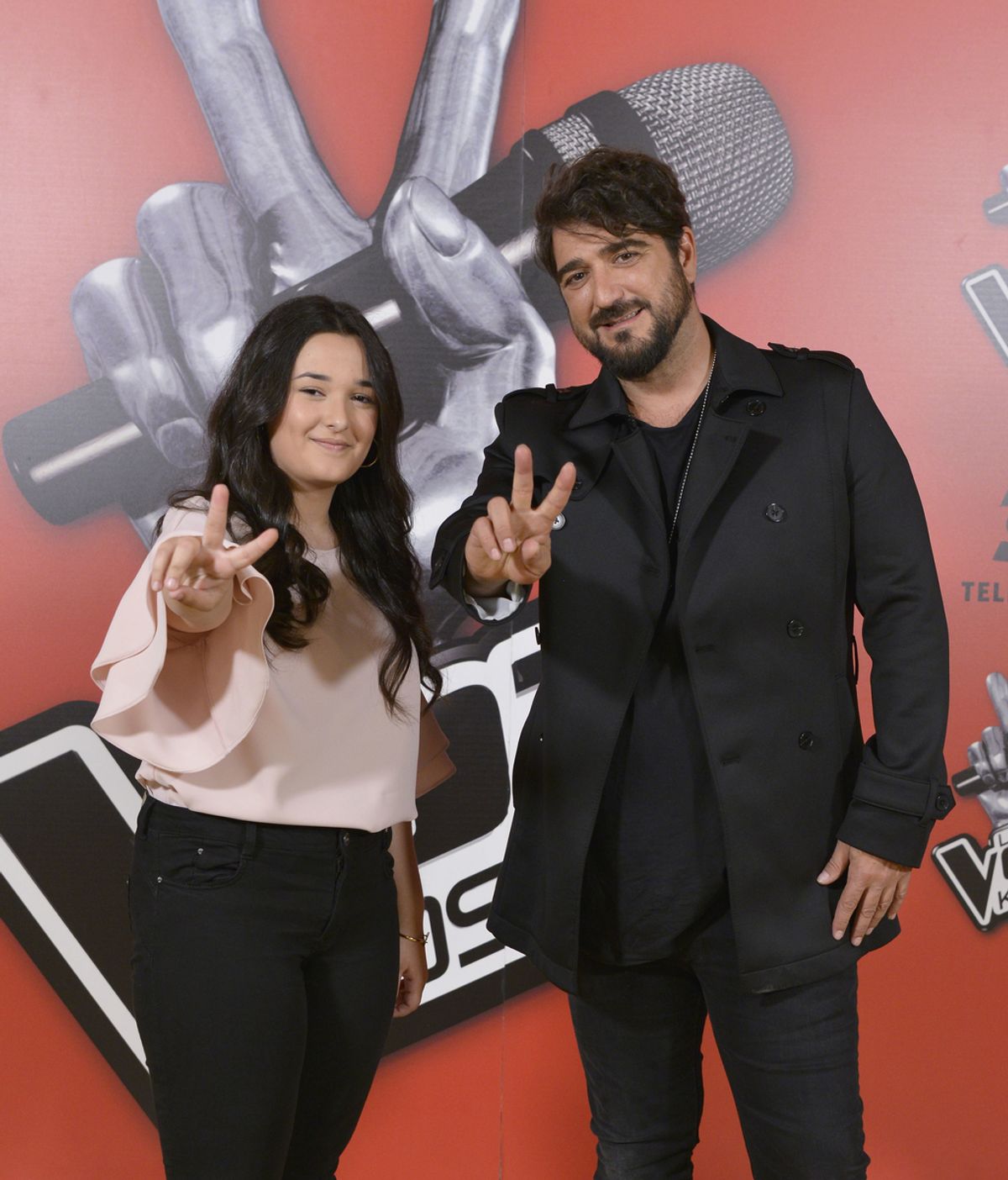 Antonio Orozco con Rocío Aguilar, ganadora de 'La voz kids 3'