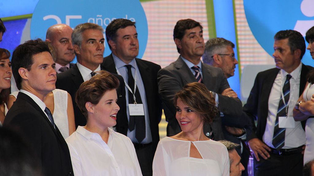 Don Felipe y doña Letizia han saludado a los presentadores y trabajadores de la casa