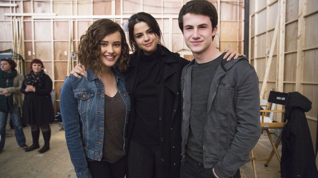 Katherine Langford (Hannah Baker), Selena Gomez y Dylan Minnette (Clay Jensen) en el rodaje de 'Por 13 razones'