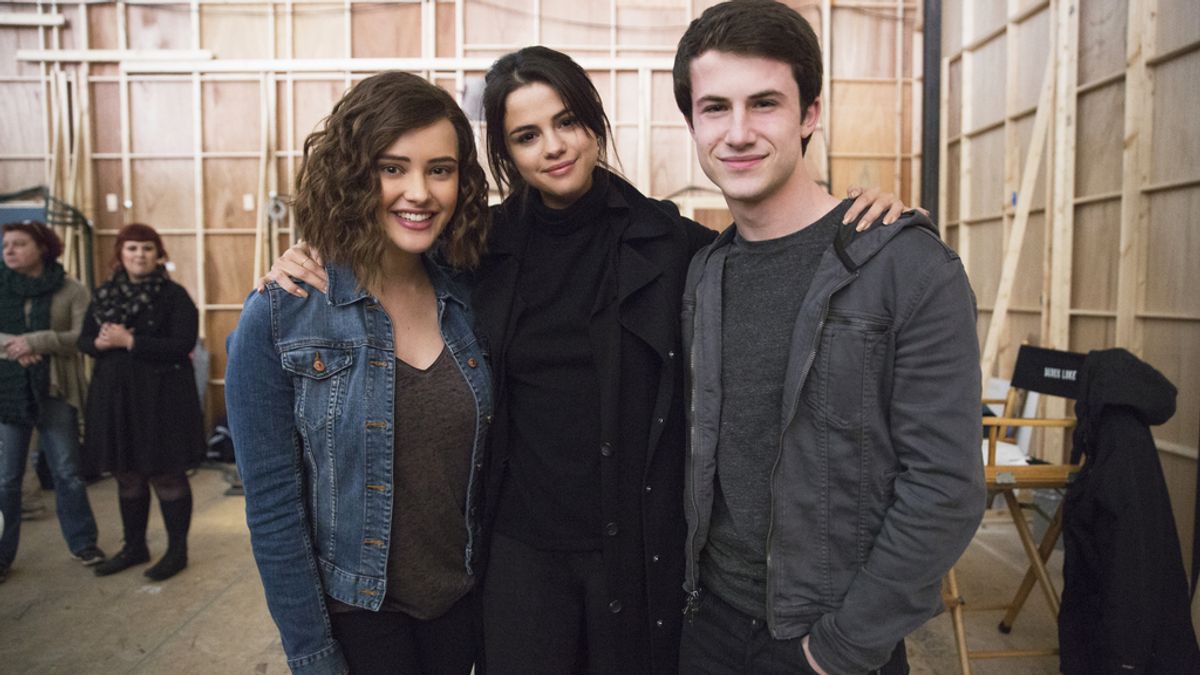 Katherine Langford (Hannah Baker), Selena Gomez y Dylan Minnette (Clay Jensen) en el rodaje de 'Por 13 razones'