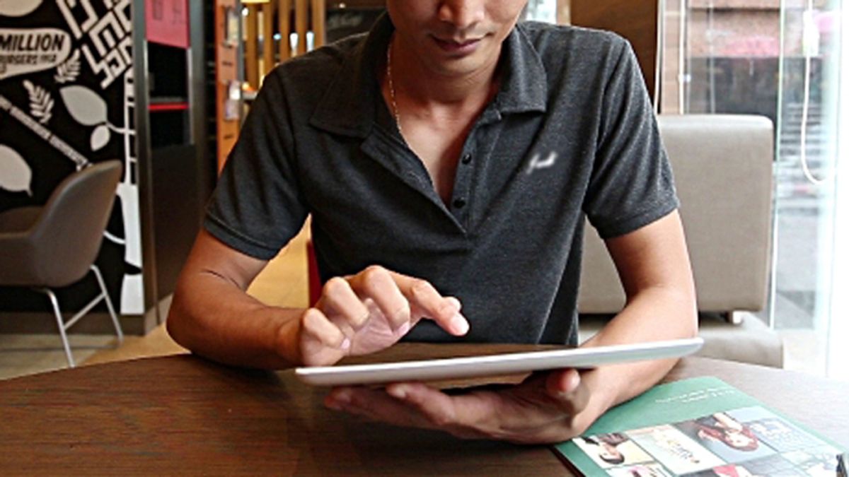 Hombre con una tablet