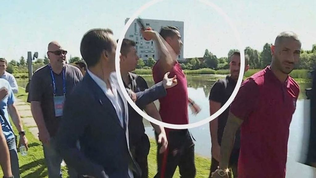Cristiano Ronaldo tira el micrófono de un periodista a un lago de Lyon