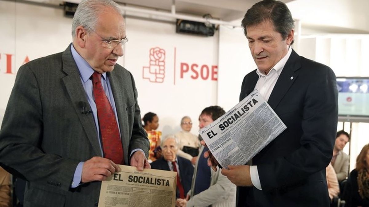 javier Fernández y Alfonso Guerra en la sede de PSOE