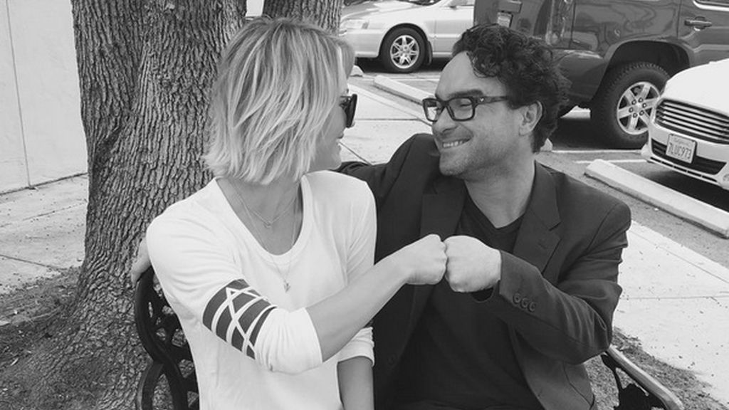 Kaley Cuoco y Johnny Galecki