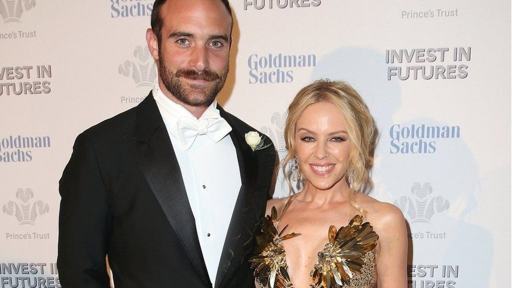 Kylie Minogue con Joshua Sasse