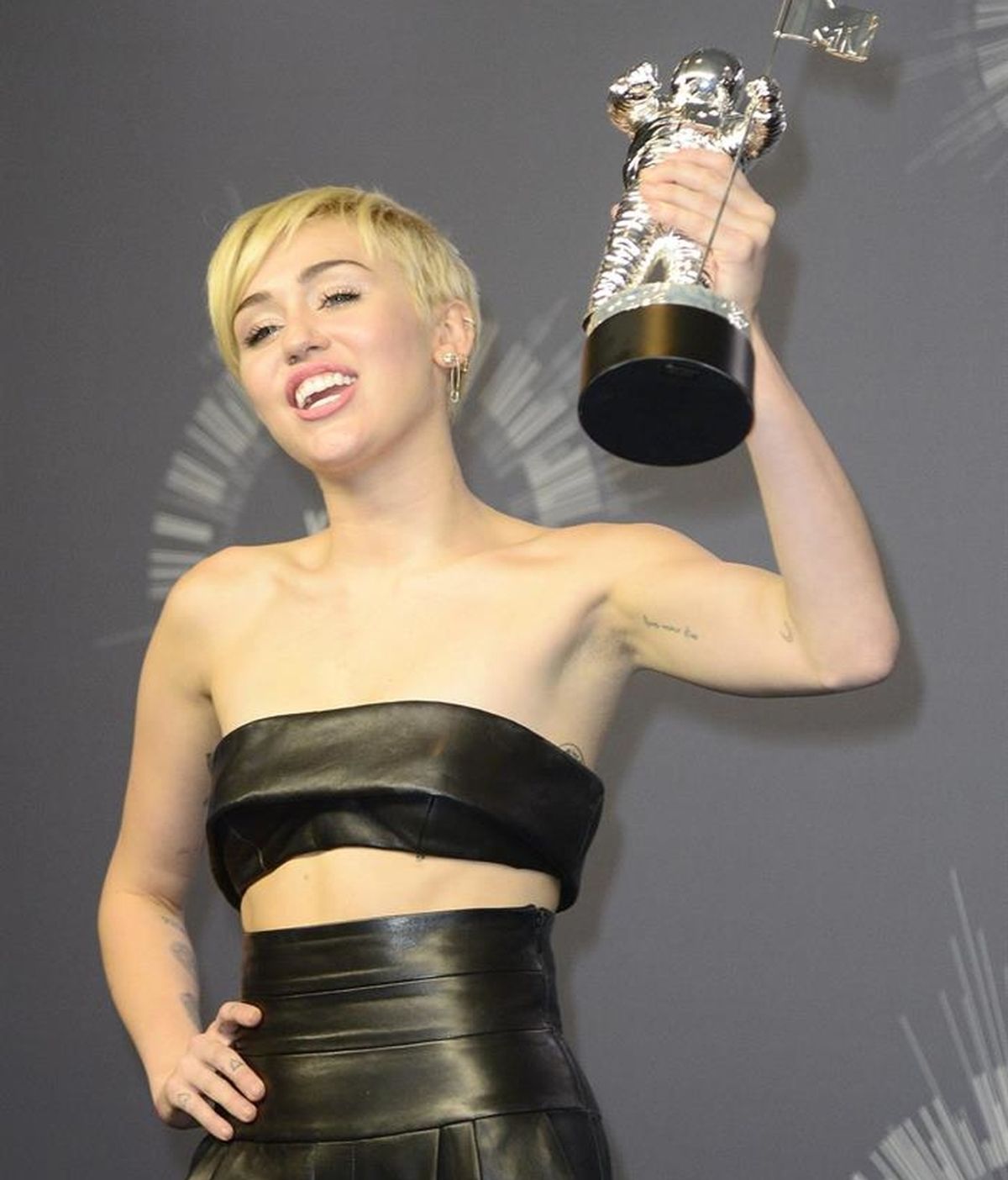 Miley Cyrus, MTV VIDEO MUSIC AWARDS 2014