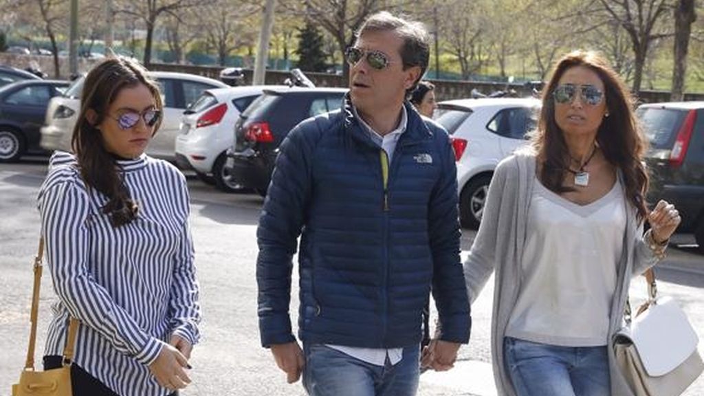 Paco González, su mujer y su hija