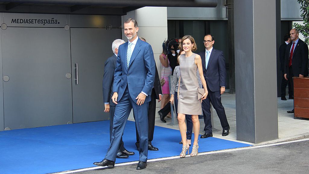 Don Felipe y doña Letizia han saludado a los presentadores y trabajadores de la casa