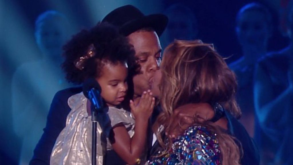 Beyoncé y Jay Z acallan los rumores con un beso en los MTV Video Music Awards