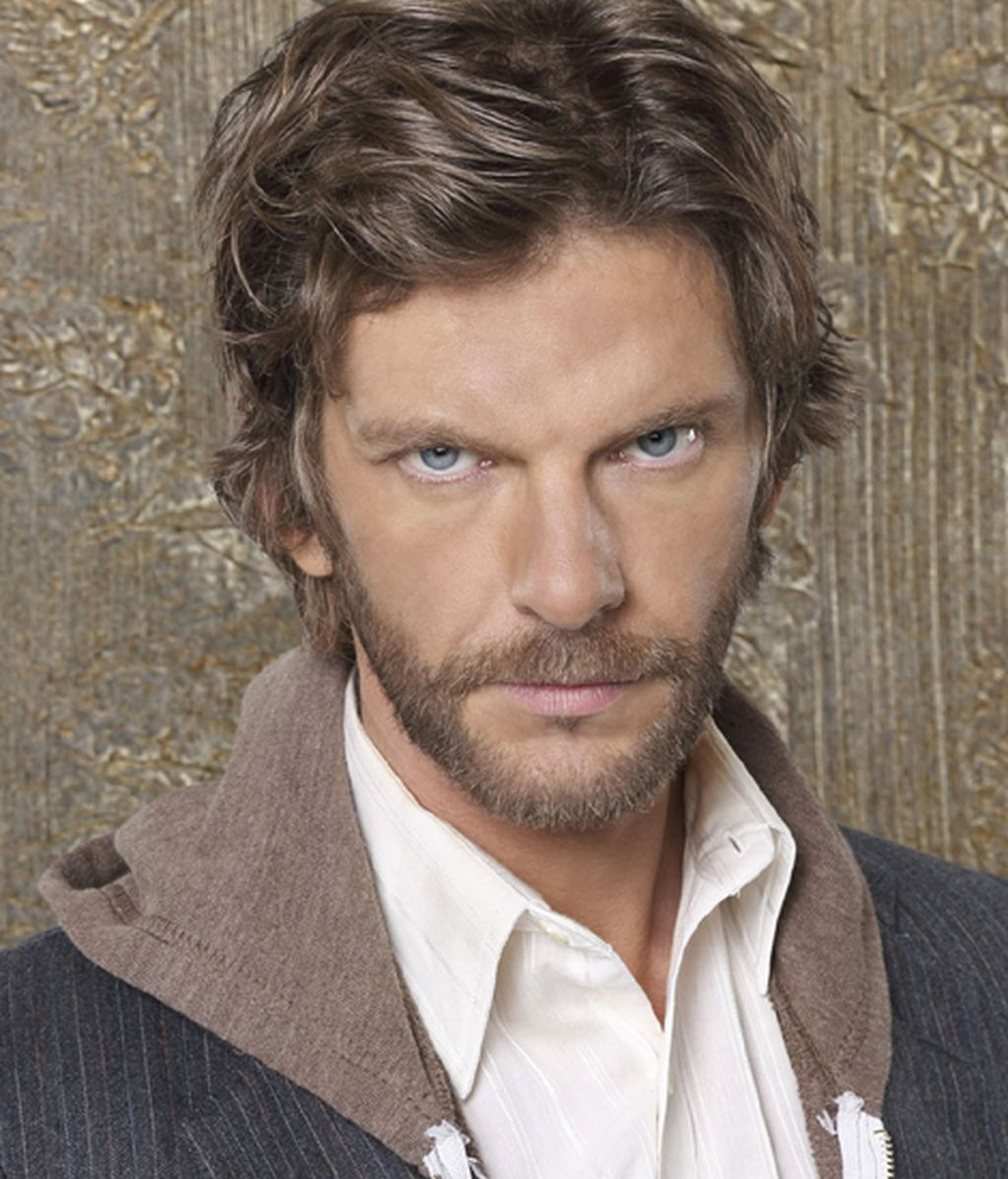 Sam Hazeldine es Caleb Richards