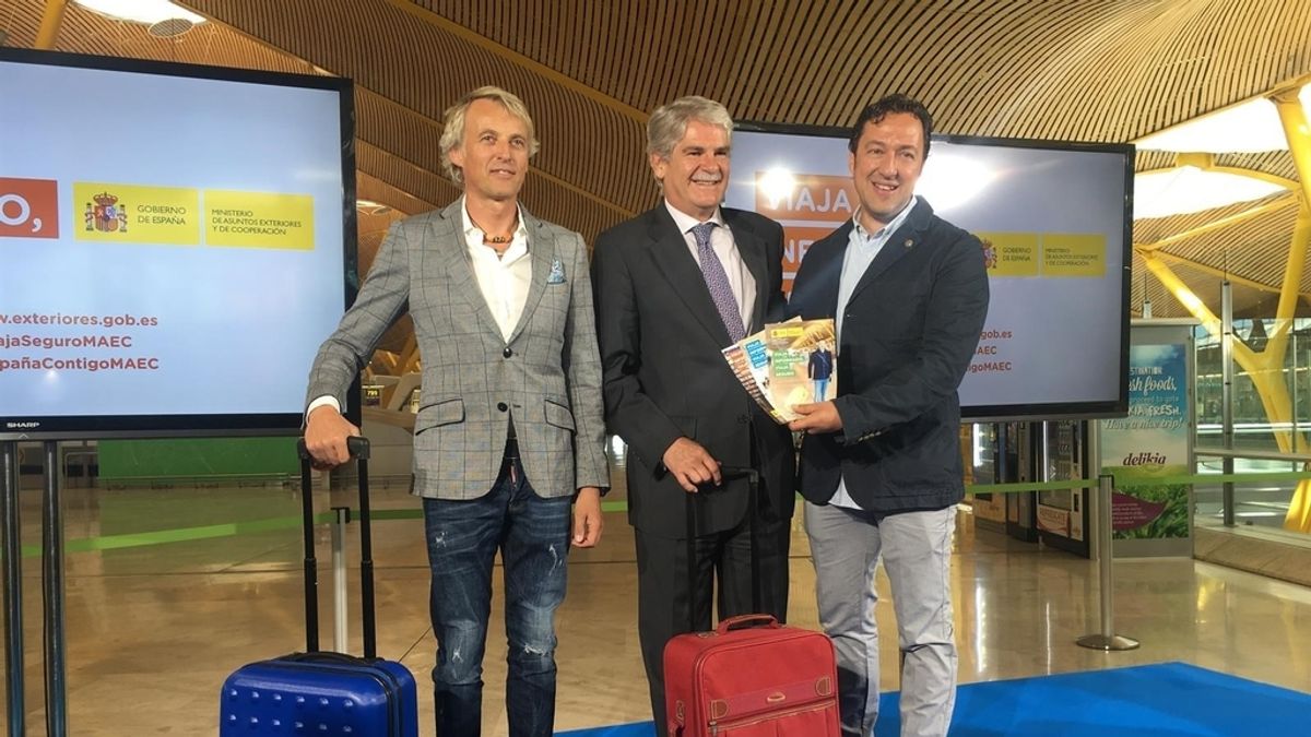 Los presentadores Jesús Calleja y José Antonio Ponseti y el ministro Alfonso Dastis, en la campaña 'Viaja informado, viaja seguro'
