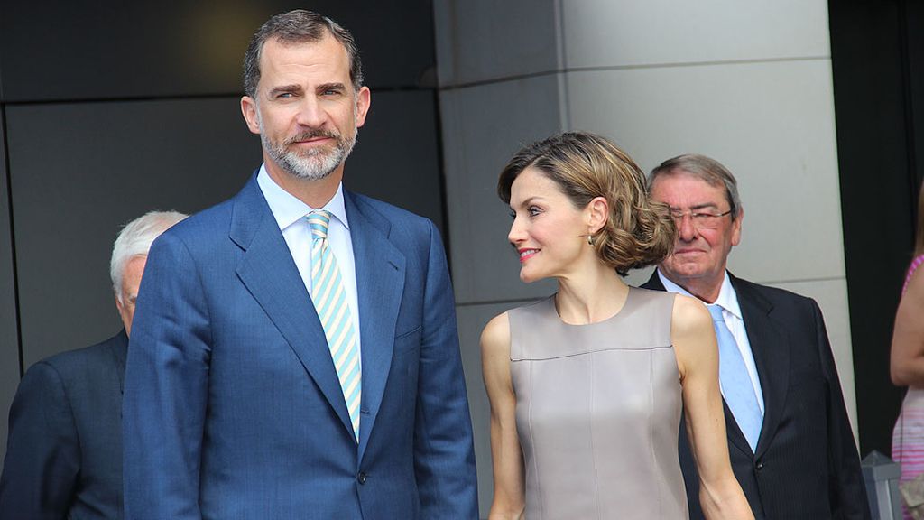 Don Felipe y doña Letizia han saludado a los presentadores y trabajadores de la casa