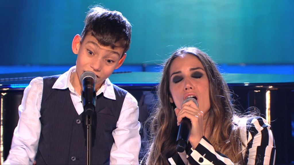 India Martínez canta '90 minutos' con Adrián en 'Levántate'