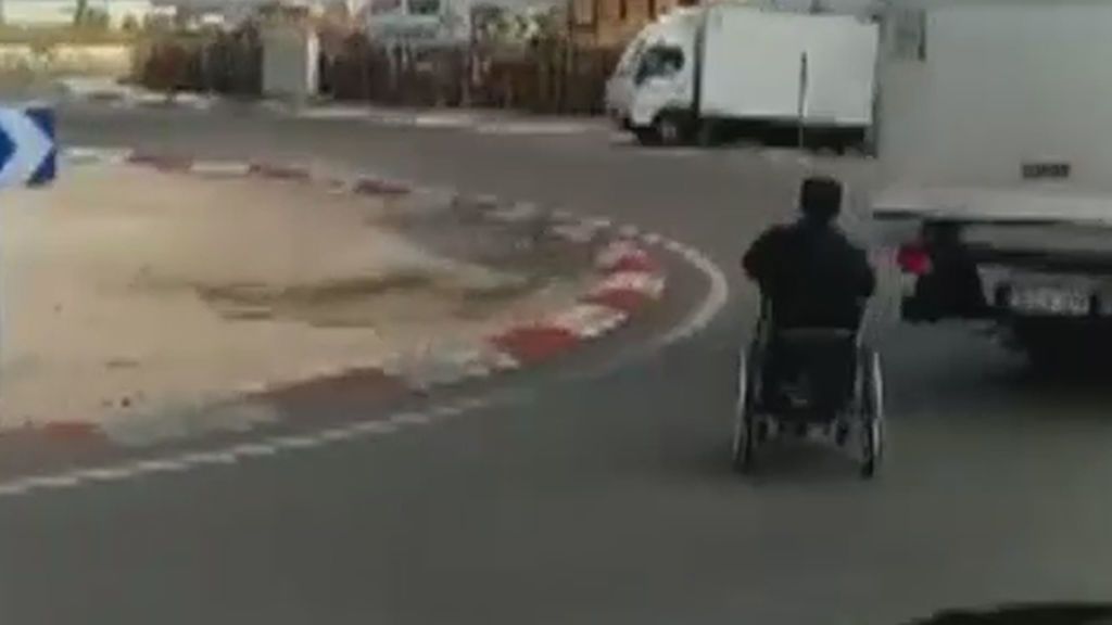 Circulación temeraria de su silla de ruedas en medio de la carretera