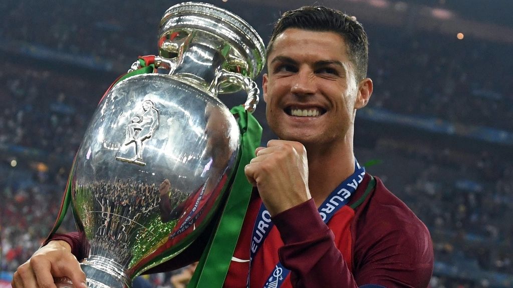 Cristiano Ronaldo con la copa de la Eurocopa