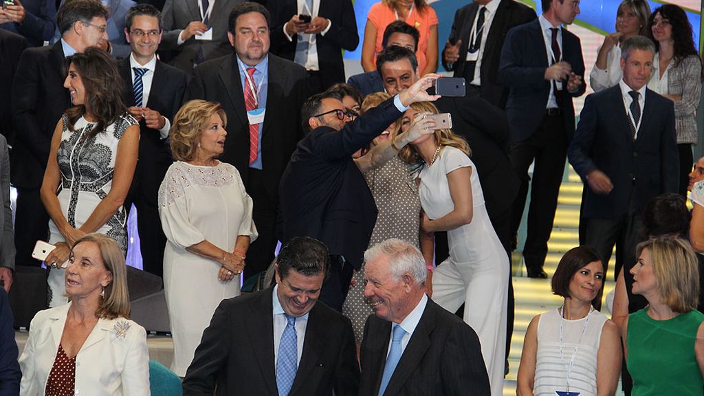 Don Felipe y doña Letizia han saludado a los presentadores y trabajadores de la casa