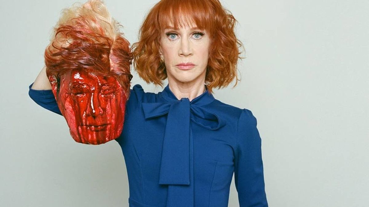 La humorista Kathy Griffin con la cabeza decapitada de Donald Trump