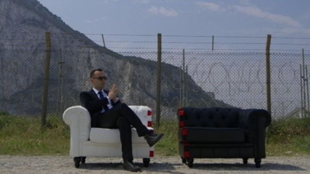 Risto Mejide parte su sofá en dos por Gibraltar