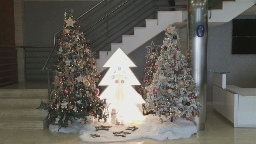 Ya es Navidad en Mediaset: así ha sido el encendido del árbol en todas las recepciones